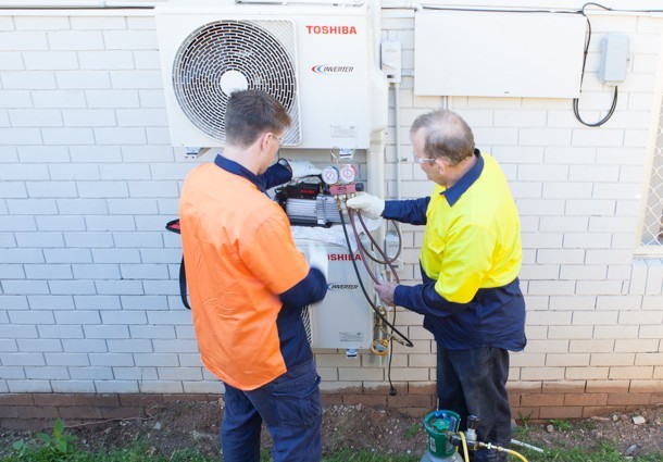 Student and trainer at our split system air conditioning course | Featured image for air conditioning courses for electricians course page.