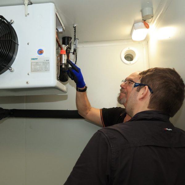 Men working on refrigeration unit | Featured image for Certificate III in Refrigeration & Air Conditioning on Get Skilled Training